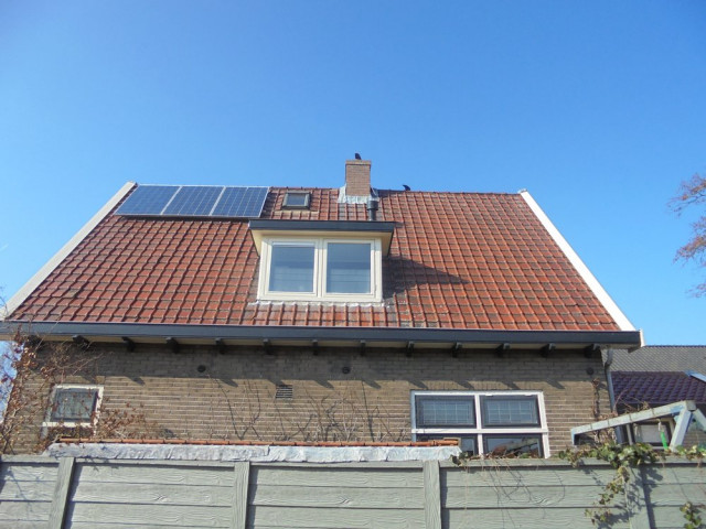 Het dak op de volgende afbeelding is opgewaardeerde dak met zonnepannen
